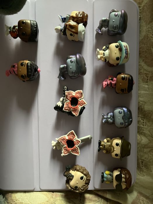 Фигурки киндеров очень странные дела