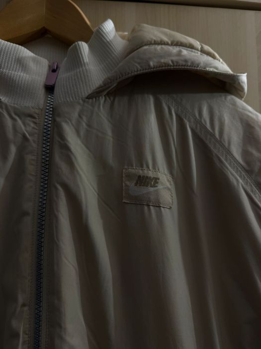 Продавам яке на марката Nike