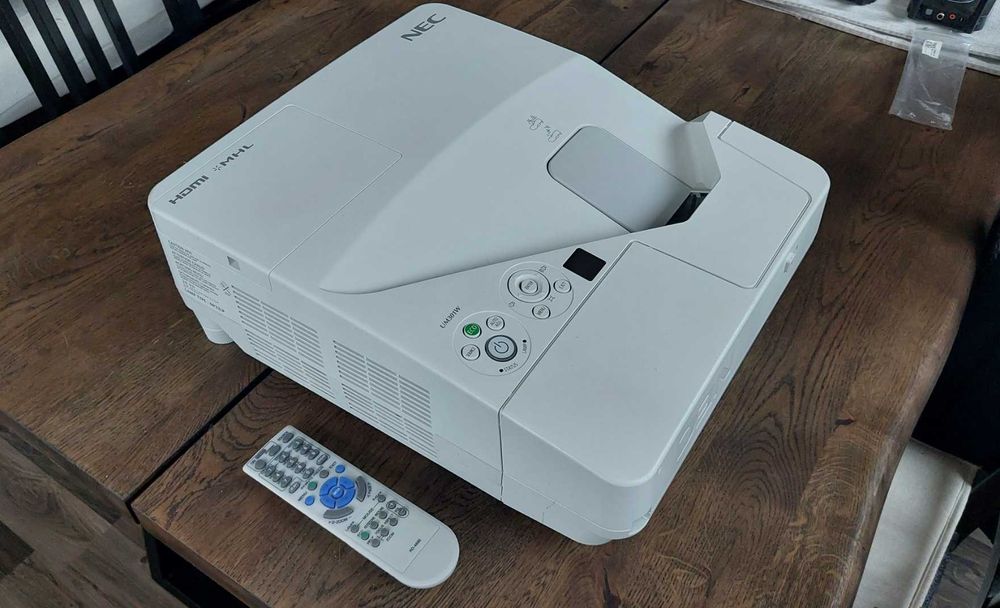 Videoproiector ultra short throw NEC