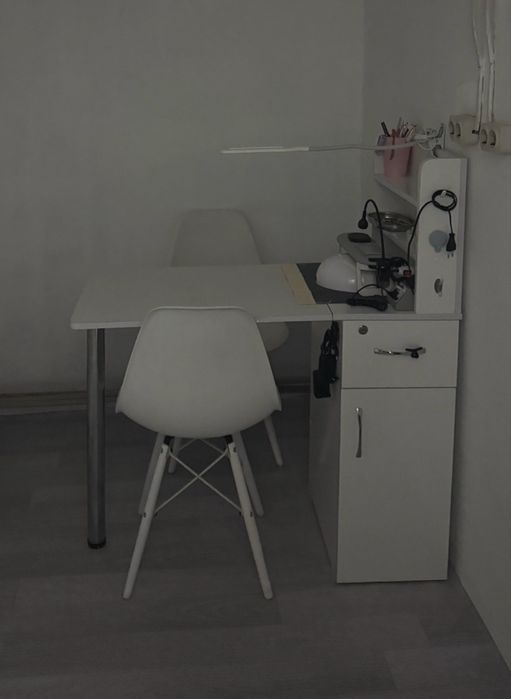 Маникюрный стол, стулья,комод