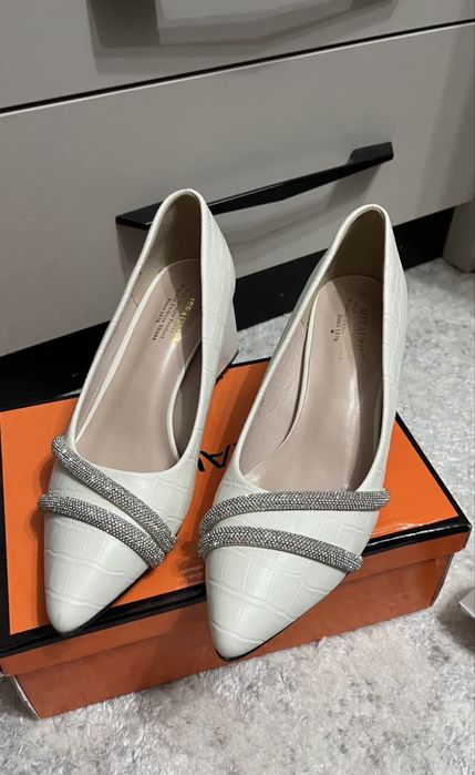 Каблук туфли янги сарпага оселаям болади жуда чиройли