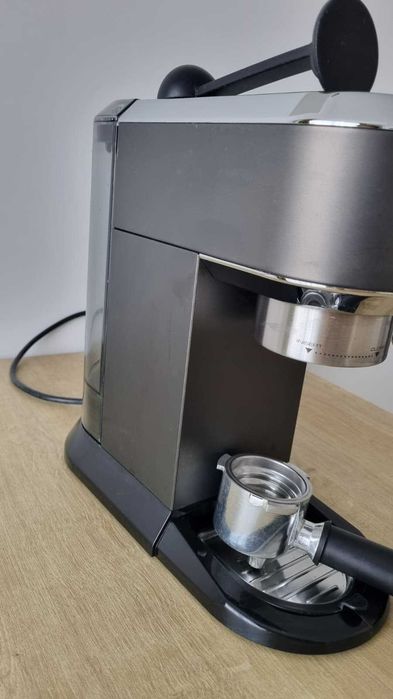 Vand espressor manual De'Longhi Dedica Style EC 685