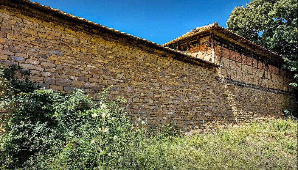 Продава се къща с голям двор и постройки в с. Ловнидол, общ. Севлиево!