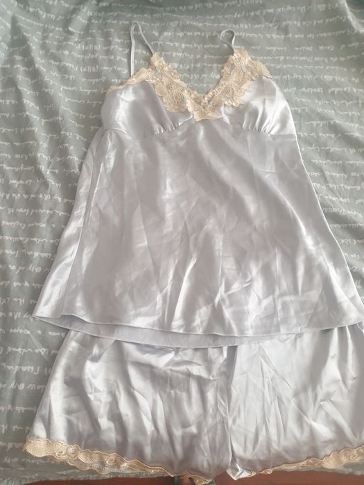 Дамски сатенени нощница и пижама