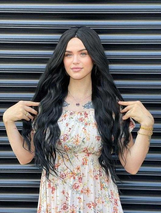 Черна вълнообразна перука на път