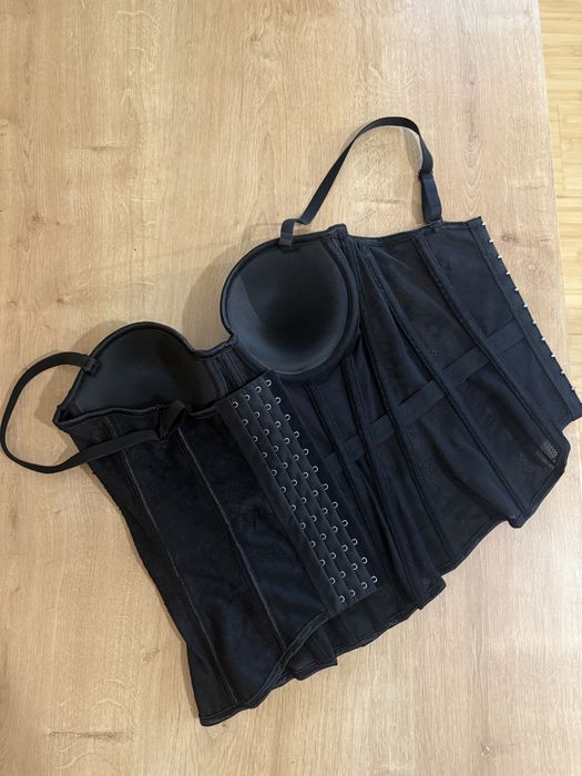 Сет от сатенена риза и дантелен корсет