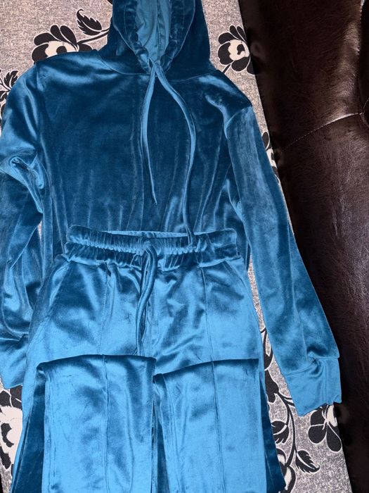 Vând trening damă catifea,mărimea Xs dar merge și S.