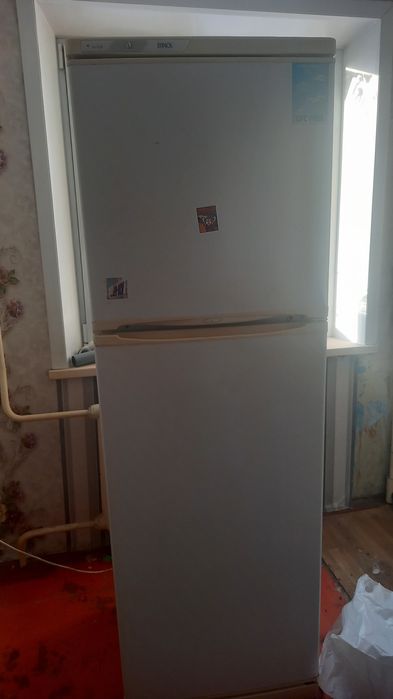 Продам холодильник Стинол, морозилка работает, низ плохо морозит.