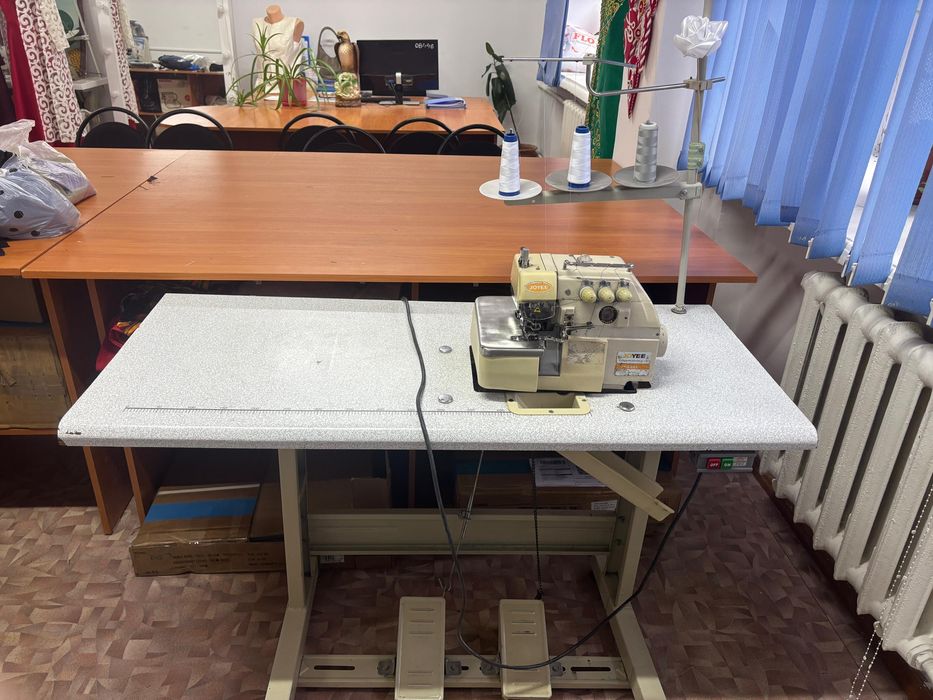 Продам швейную машину оверлог