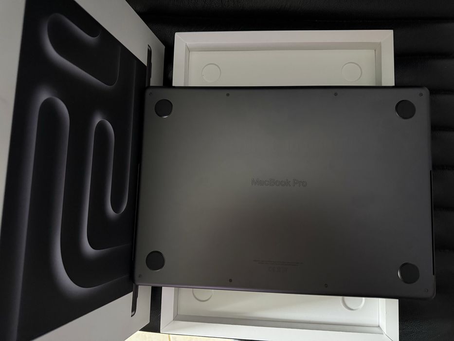  MacBook Pro 14 inch M3 **24 GB**1000 GB**Factura