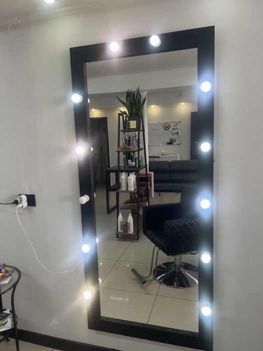 Продается зеркало с лампочками