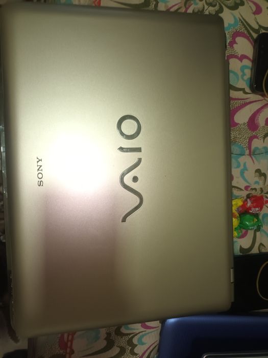 Notbook sotiladi vivo