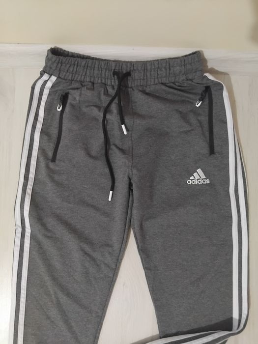 Ieftin!  pantaloni Adidas de trening.