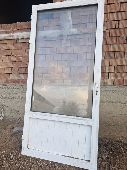 Продается пластиковый дверь.