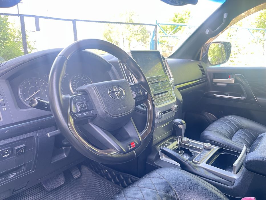 Автомобиль toyota land cruiser 200
