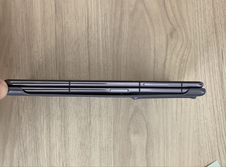 Продается Honor Magic V2