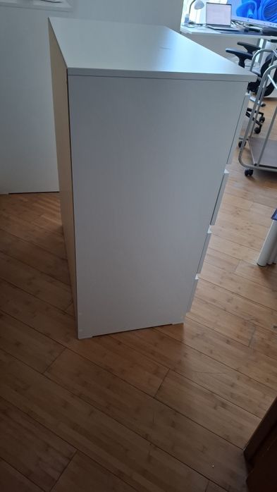 Продается комод на 4 ящика, белый.