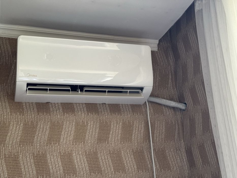 Кондиционер midea почти новый !