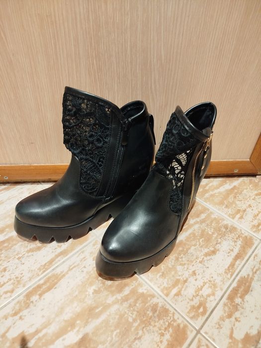 Дамски боти на платформа с дантела