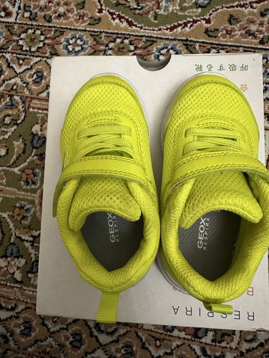 Кроссовки малышковые 22 размер