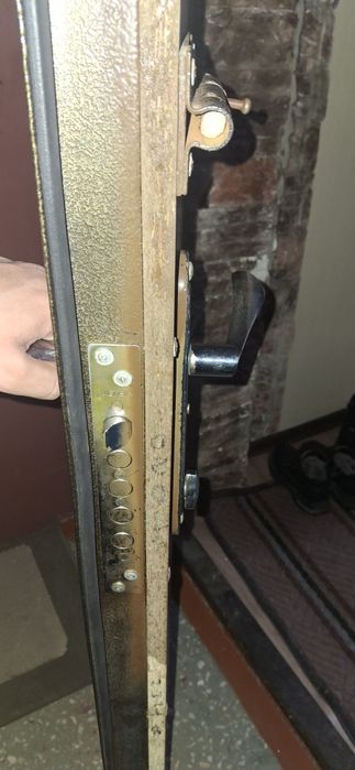 Продам железный дверь с замками