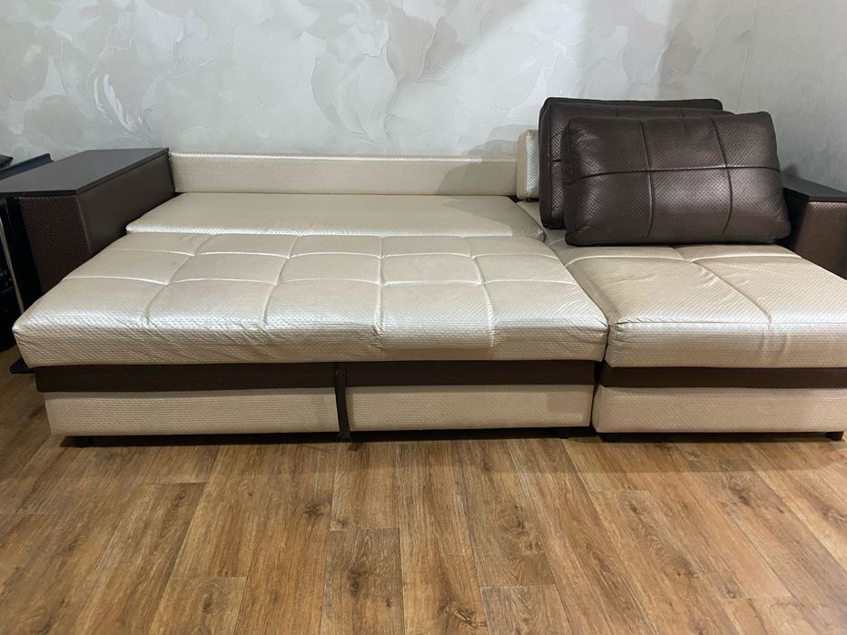 Продам диван угловой.