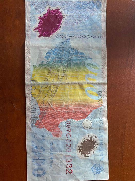 Bancnota 2000 lei eclipsă