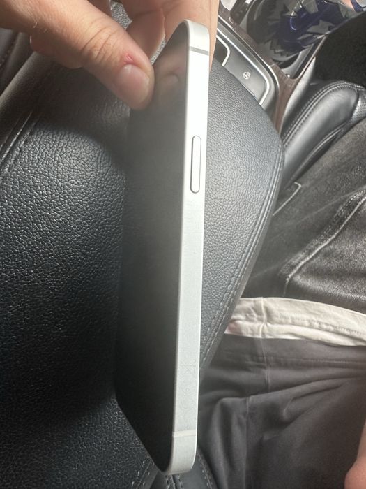 Продам айфон 16е iPhone