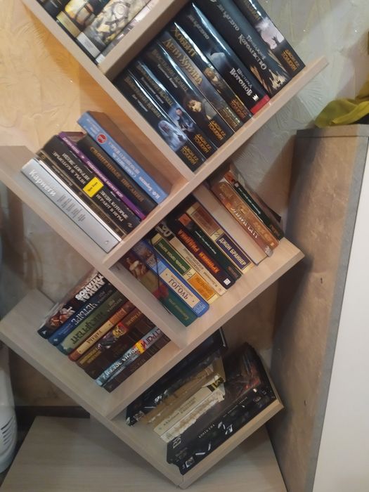 Книги вместе в полкой