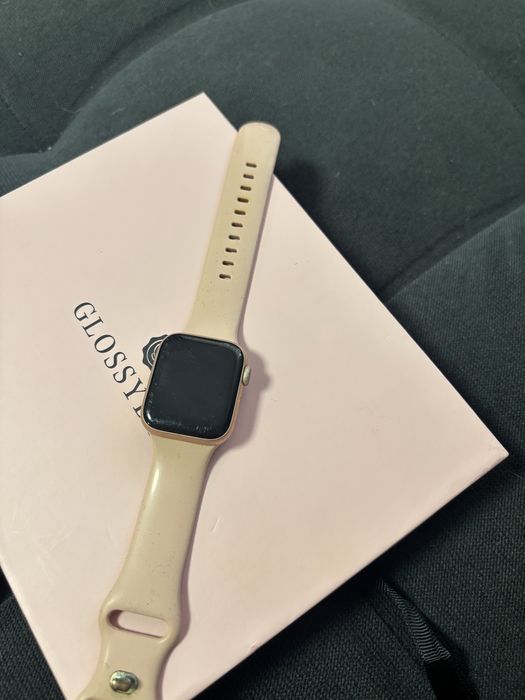 Смарт часовник Apple Watch 6, 40 mm, 92% батерия + допълнителни каишки