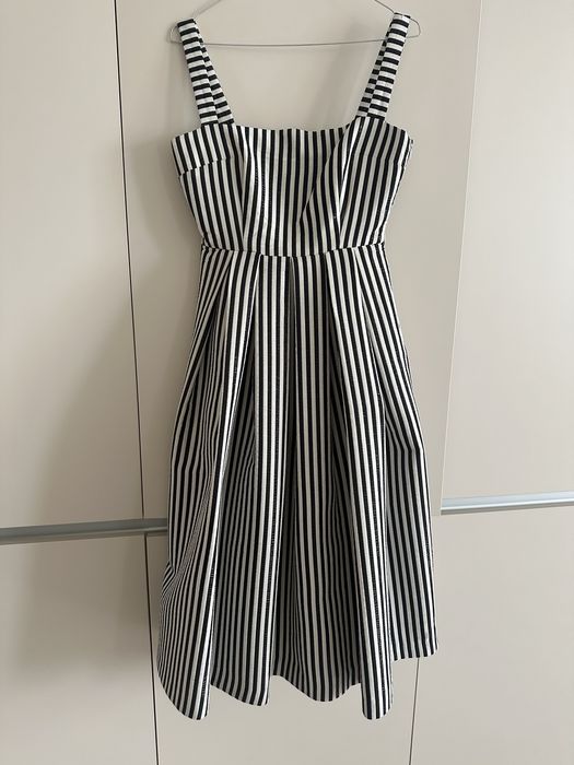 Много красива официална рокля по модел на световен бранд