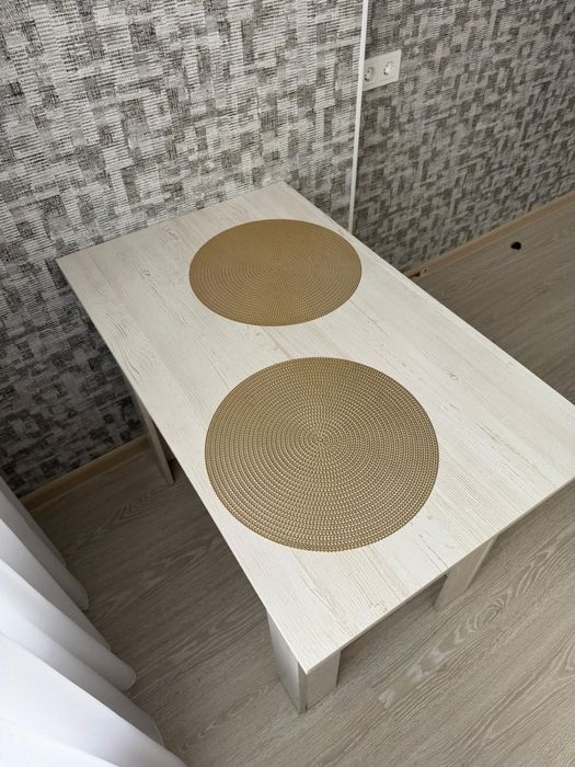 Стол и 4 табуретки