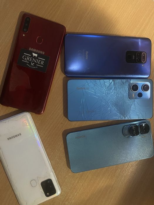 Vand 5 telefoane nefunctionale si unu functional