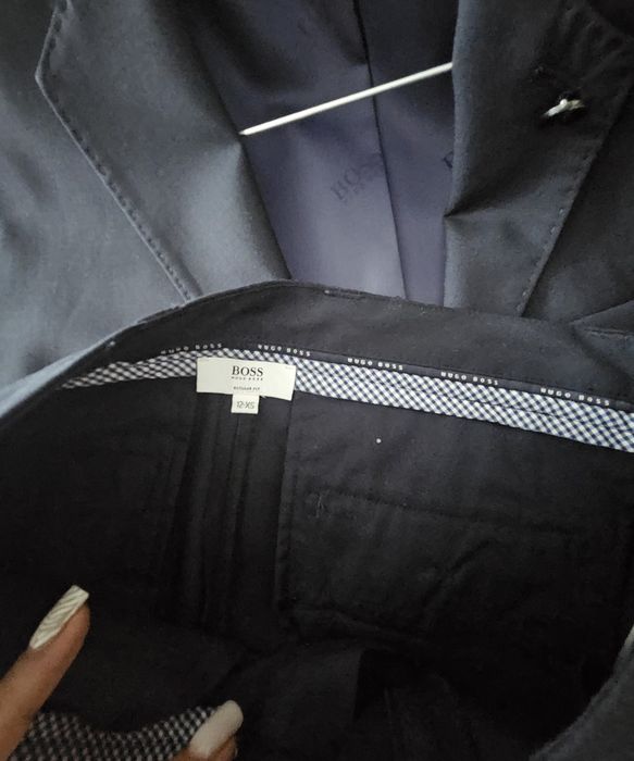 Vând costum Boss 12 ani