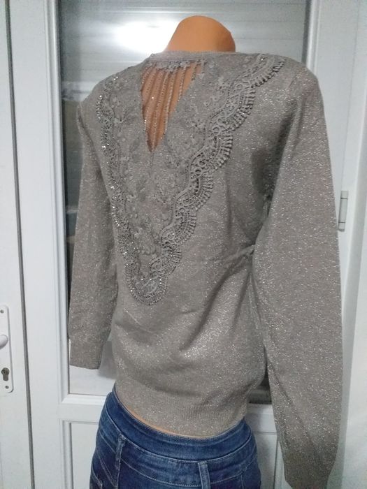 Bluze pentru dame, diferite culori și mărimi.