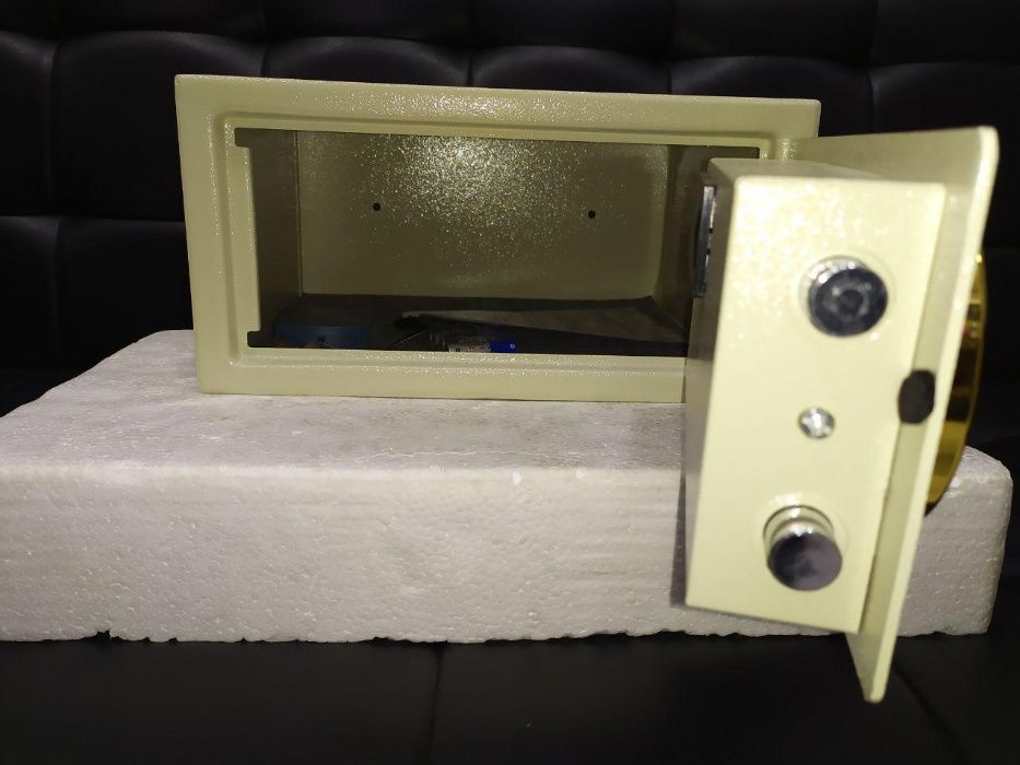 Сейфы с кодовыми замками, разных расцветок