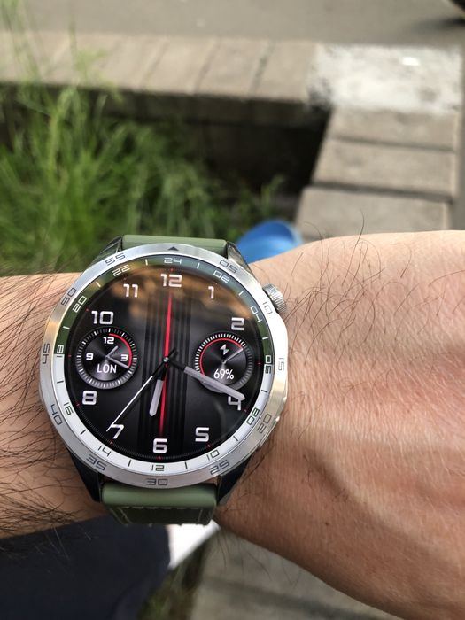 Часы хуавеи gt4 с коробкои
