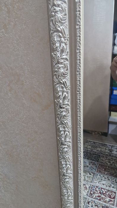Зеркало в рамке ,золотые платины.