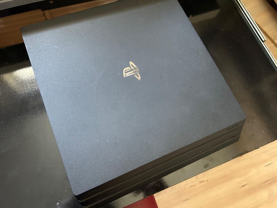 Продам PlayStation 4 Pro 1TB