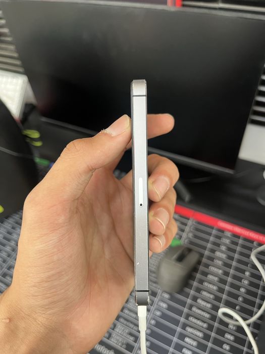 Iphone 5a yangi aybi yoq hamma joyi radnoy