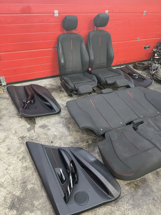 Interior sport, cusatura rosie pentru BMW F30