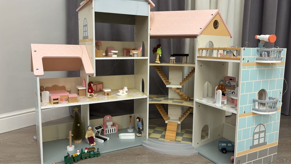 Деревянный игрушечный домик