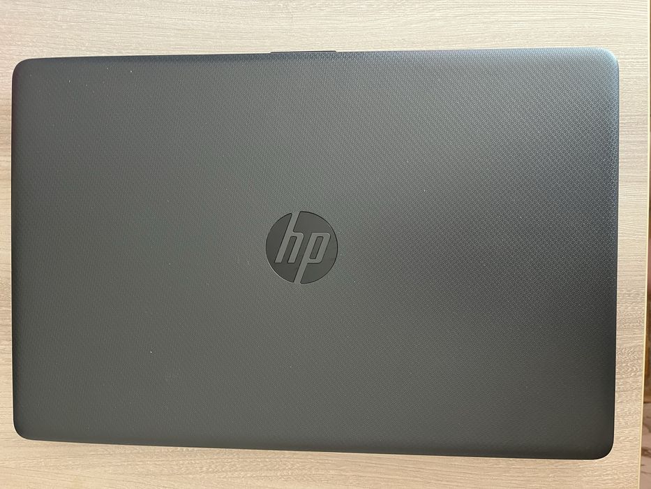 Laptop HP 250 G7, Intel i5 10th Gen, placă video dedicată, stare bună