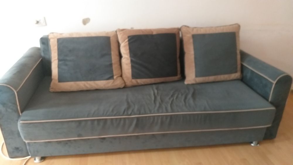 Диван и 4 стулья в комплекте.