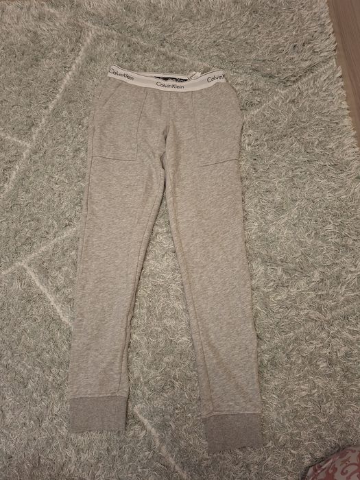Сив анцуг на Calvin Klein