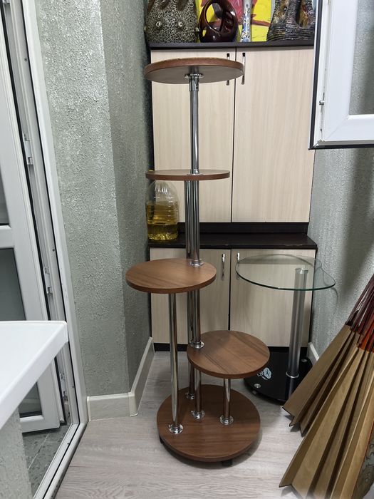 Шкаф  и стеллаж отдам даром