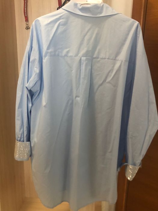 Синя риза с кристали размер S обаче е по голяма