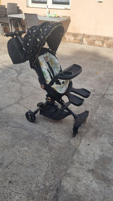 Vând cărucior sport compact, model modern și foarte practic, ideal pentru plimbări zilnice sau călătorii. Căruciorul este de culoare neagră,