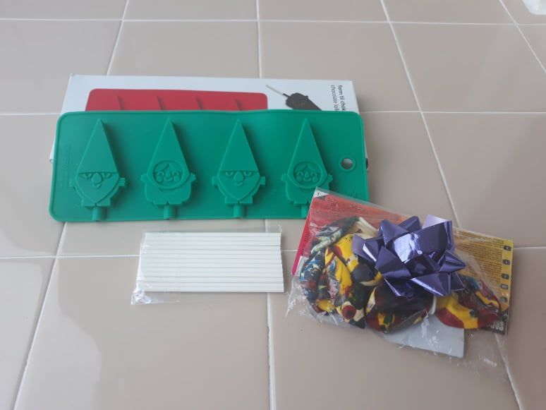 Формички за шоколад с подарък цветни панделки и балони