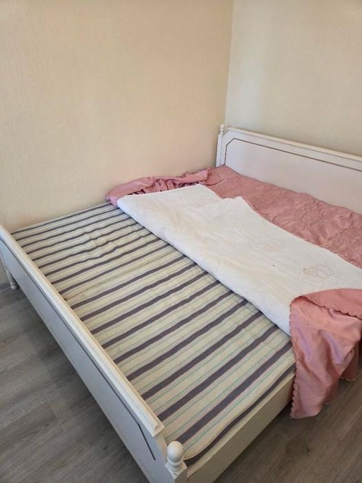 Дървена бяла спалня
